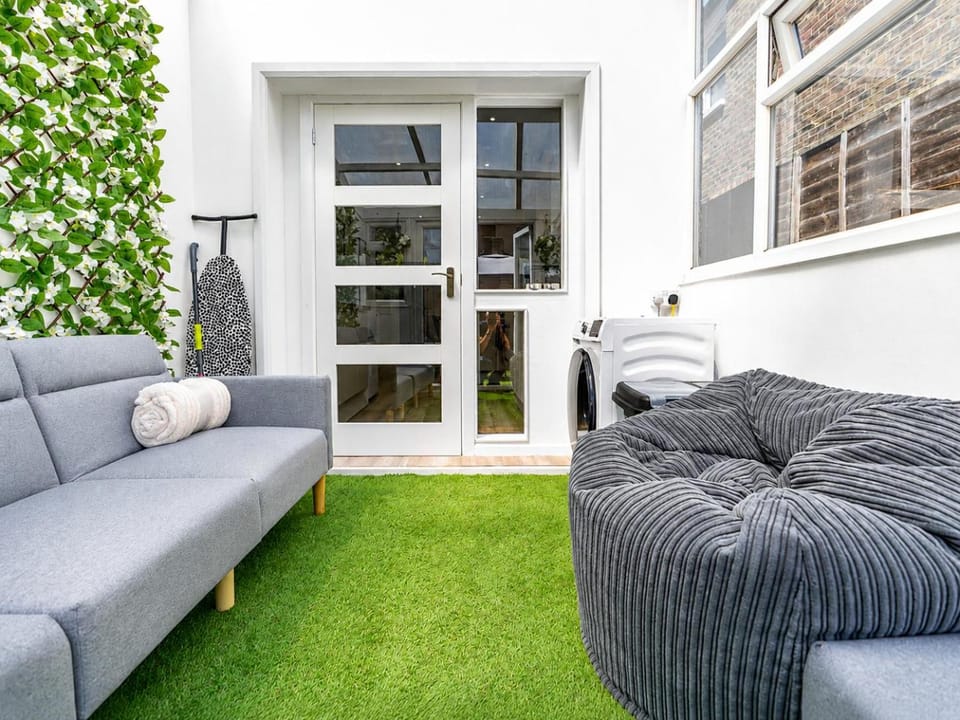 Open Mind Property - Hot Tub, 4 Bedrooms & Free Parking Apartment in Portsmouth
