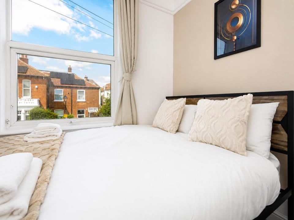 Open Mind Property - Hot Tub, 4 Bedrooms & Free Parking Apartment in Portsmouth