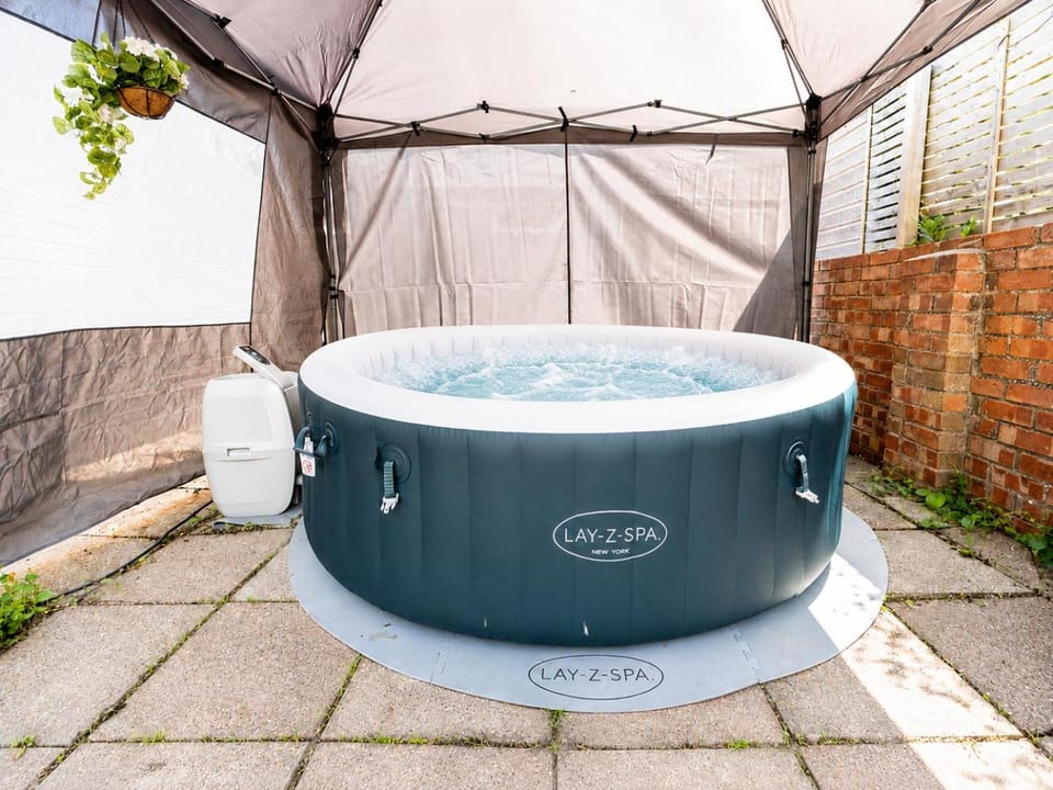 Open Mind Property - Hot Tub, 4 Bedrooms & Free Parking Apartment in Portsmouth