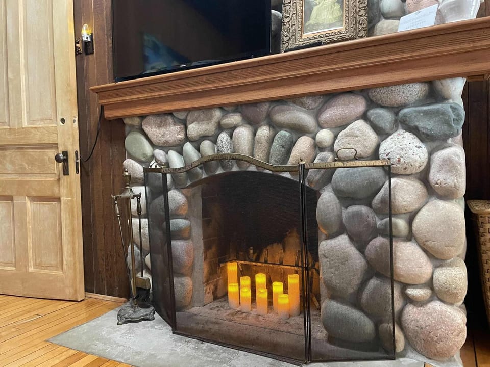 NEW Forest Lodge Serenity on Long Lake - Dogs Welcome House in Michigan