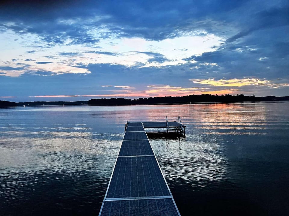 NEW Forest Lodge Serenity on Long Lake - Dogs Welcome House in Michigan