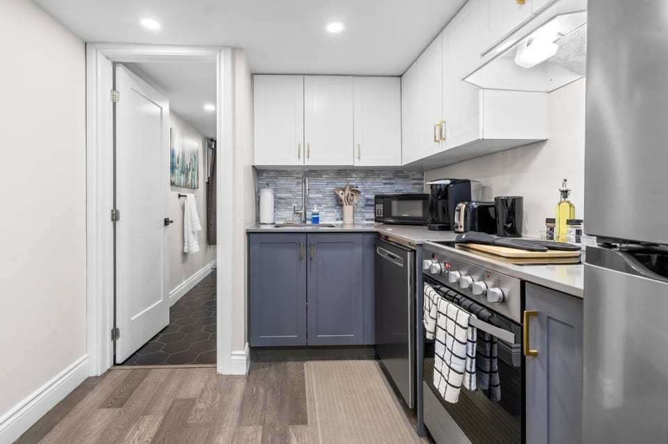Coffee/tea facilities, Kitchen or kitchenette, dishwasher, stove