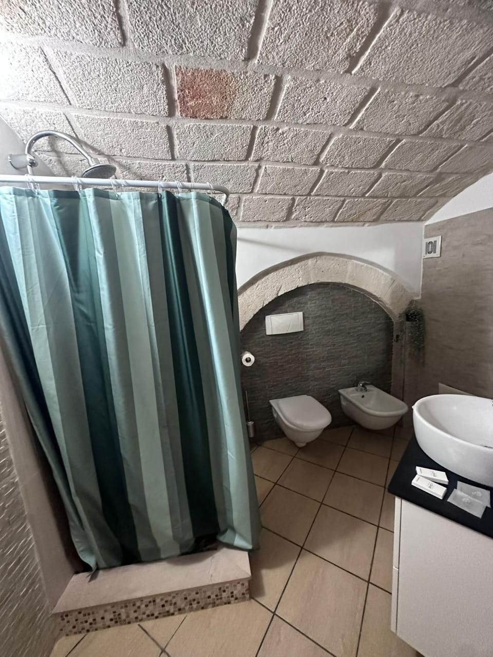 Shower, Toilet, Bathroom, bidet, towels