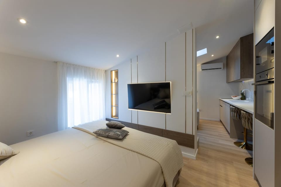 Bed, TV and multimedia, Bedroom