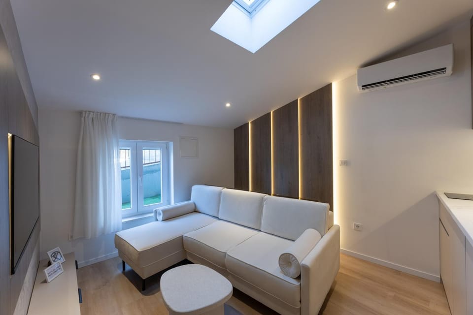 TV and multimedia, Living room, Seating area, air conditioner