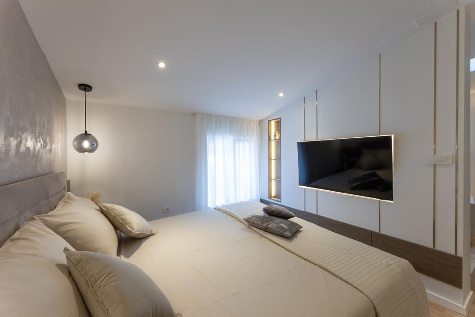 Bed, TV and multimedia, Bedroom