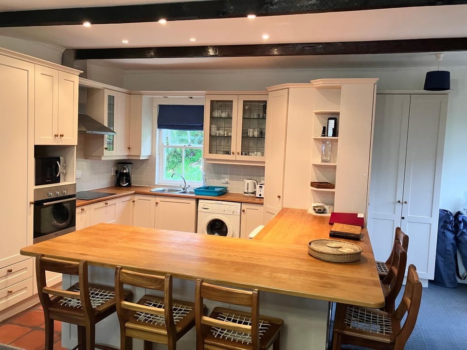 Coffee/tea facilities, Kitchen or kitchenette, Dining area, microwave, oven, stove, toaster, washing machine