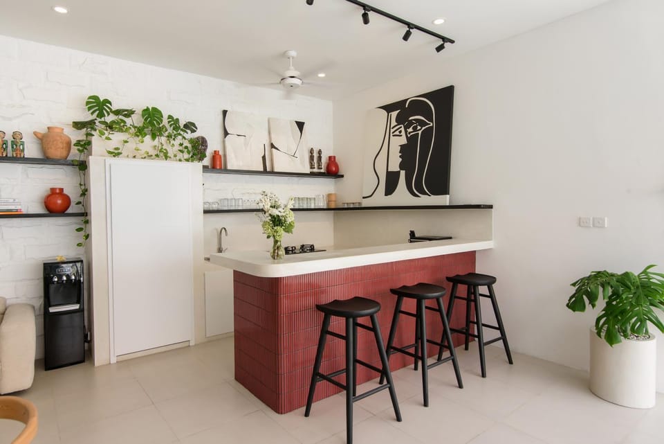 Kitchen or kitchenette, Dining area, dishwasher, minibar, oven, stove