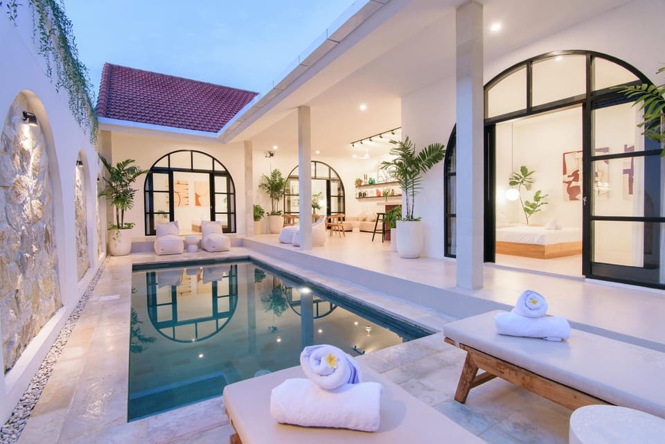 Pool view, Swimming pool, sunbed, towels