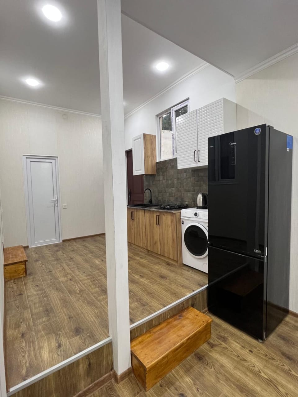 Kitchen or kitchenette, minibar, washing machine