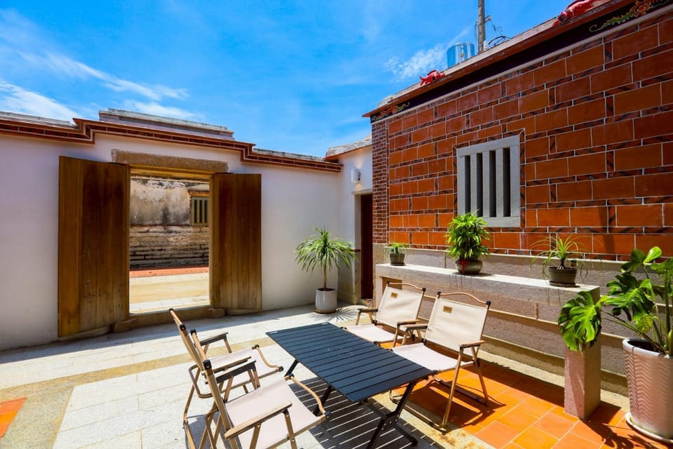 Property building, Patio, Balcony/Terrace