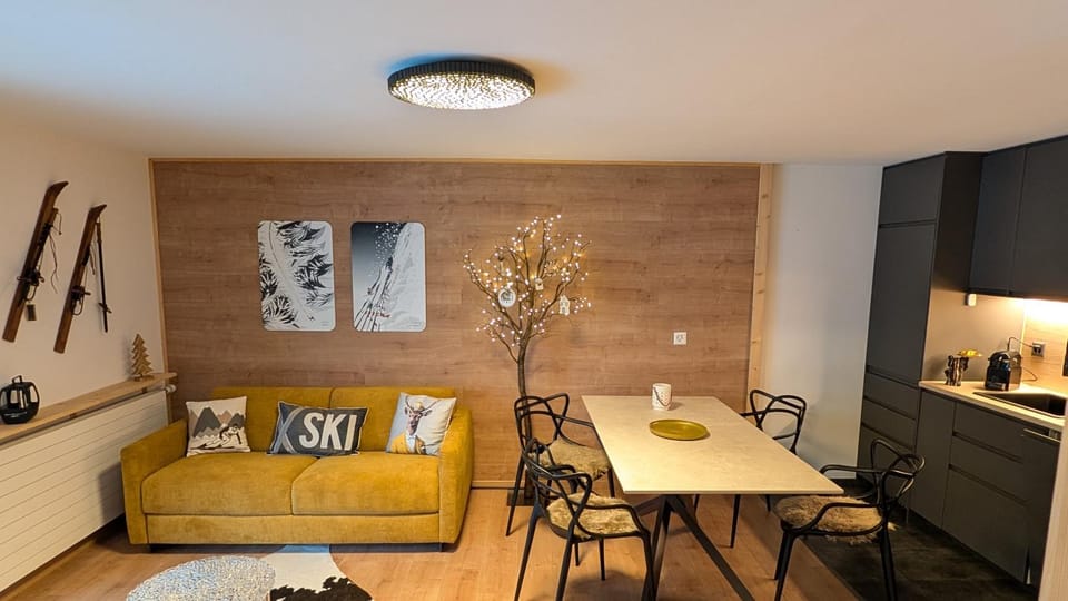 Kitchen or kitchenette, Living room, Seating area, Dining area
