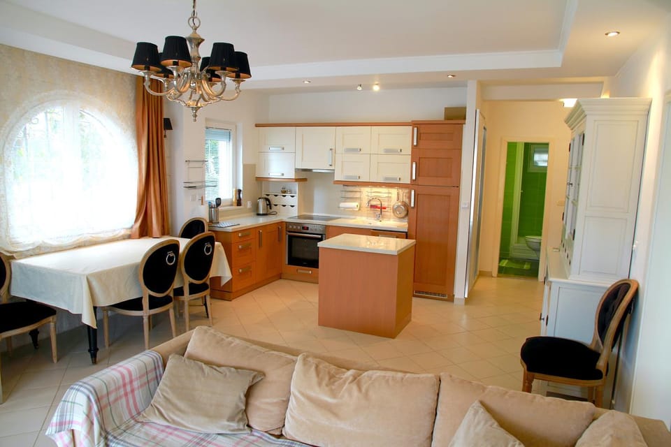 Kitchen or kitchenette, Seating area, Dining area