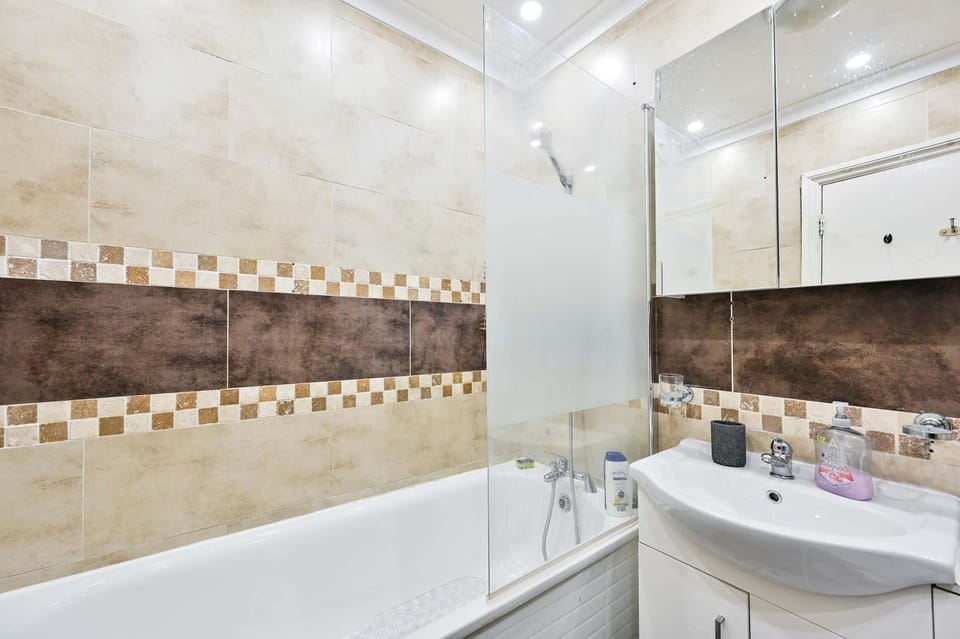 Sleeps 5, Westfield Shopping Centre, Free Parking Apartment in London