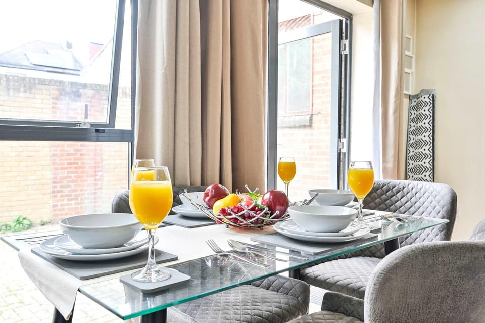 Sleeps 5, Westfield Shopping Centre, Free Parking Apartment in London