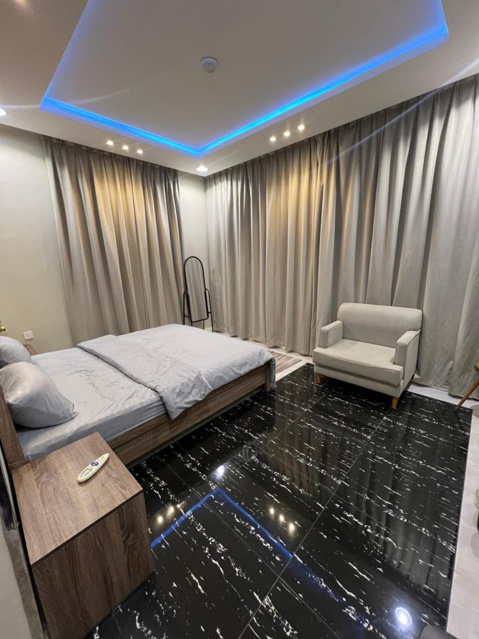 Bed, Living room, Photo of the whole room, Seating area, Bedroom