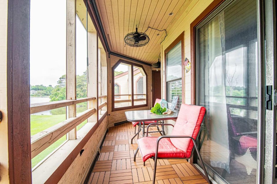 Shore Dr Lake View Retreat w Pools and Pickleball House in South Carolina