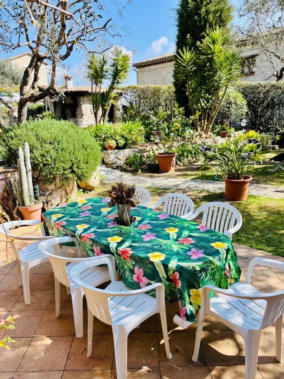Garden, Dining area