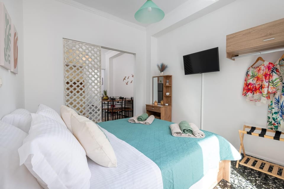 Bed, TV and multimedia, Bedroom