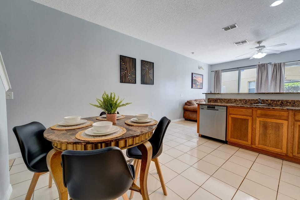 Comfy Townhome Minutes from Disney House in Windsor Hills