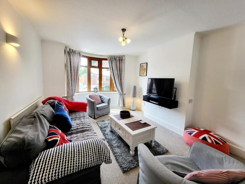 Family-Friendly Spacious 3BR, Near Uni & Town House in Worcester