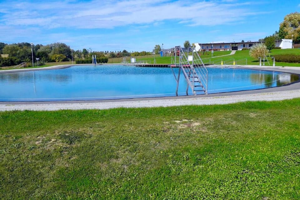 Nearby landmark, Off site, Day, Neighbourhood, Natural landscape, Swimming pool, children