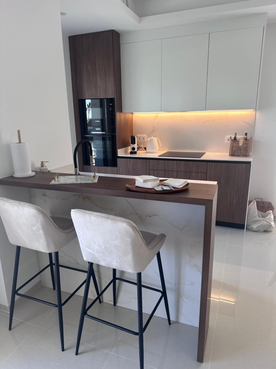 Coffee/tea facilities, Kitchen or kitchenette, Dining area, oven, stove