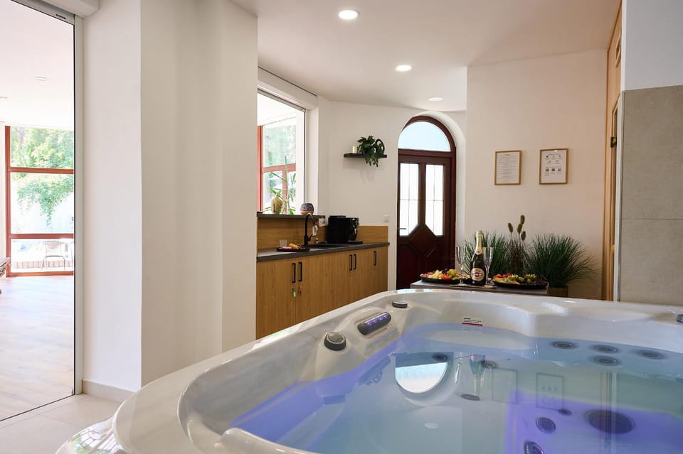 Hot Tub, Spa and wellness centre/facilities