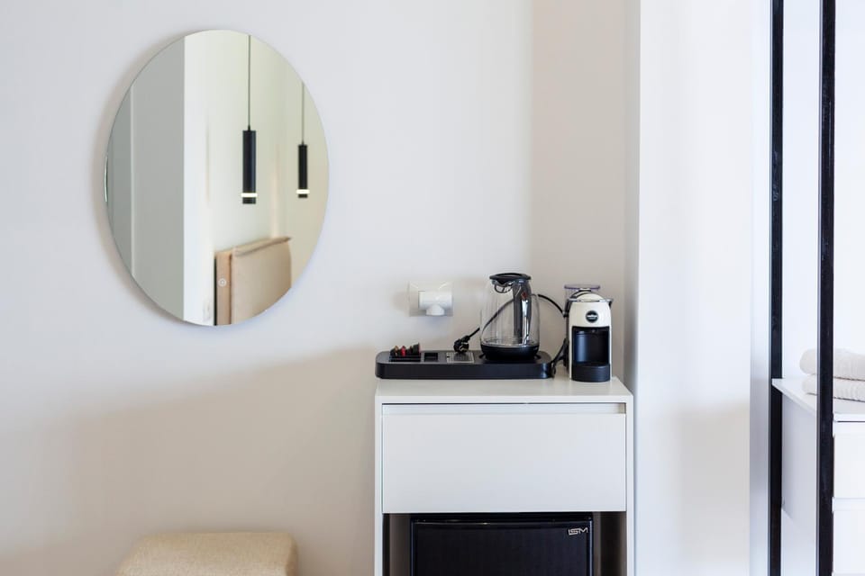 Kitchen or kitchenette, minibar