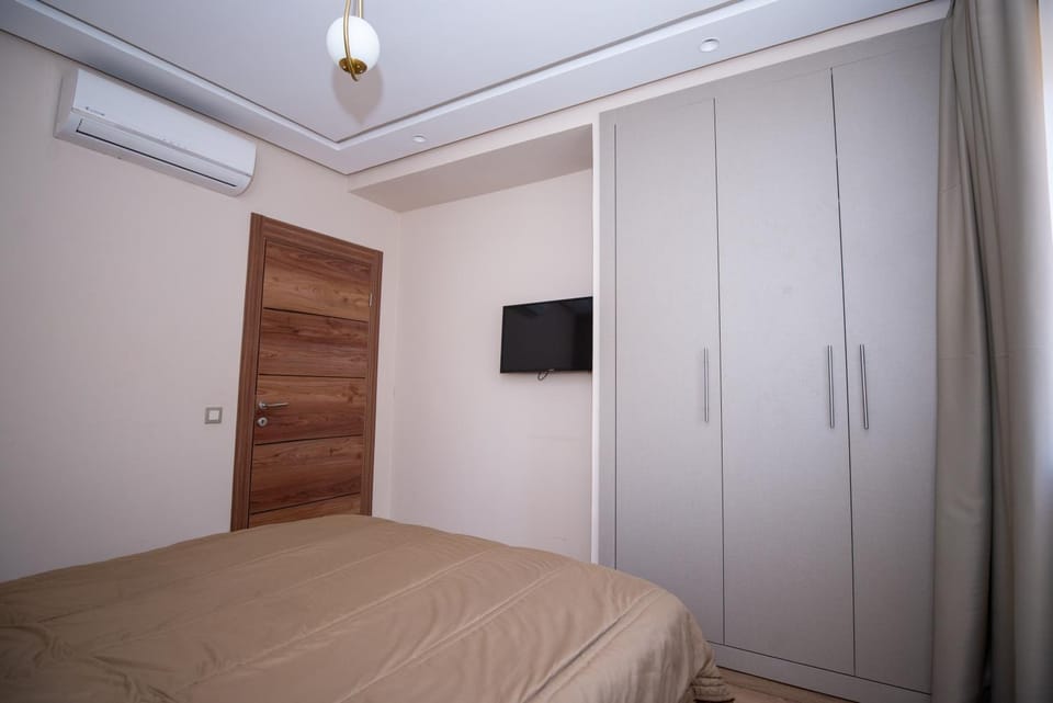 Bed, TV and multimedia, Photo of the whole room, Bedroom, wardrobe, air conditioner