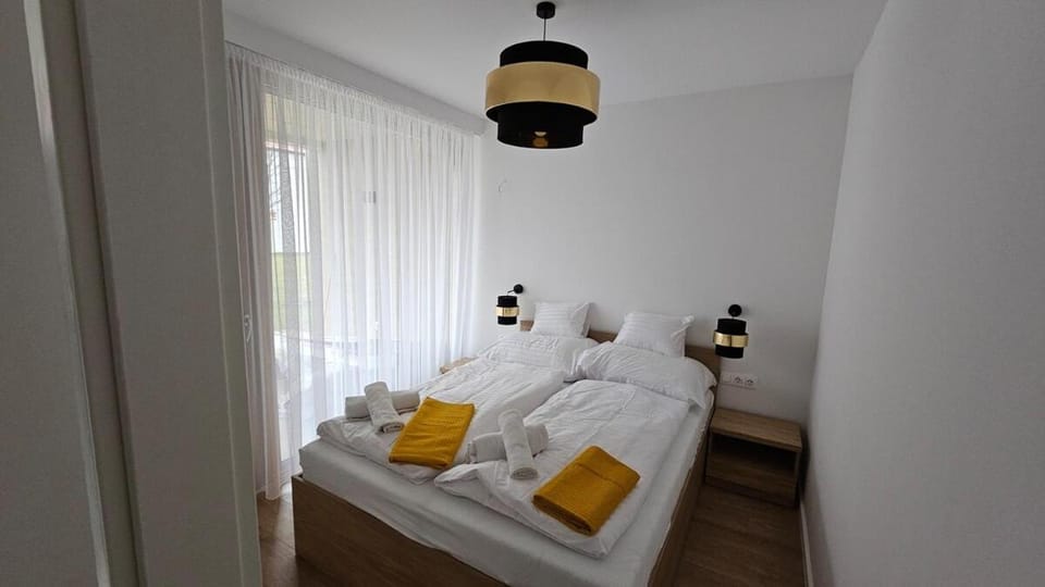 Bed, Bedroom, towels
