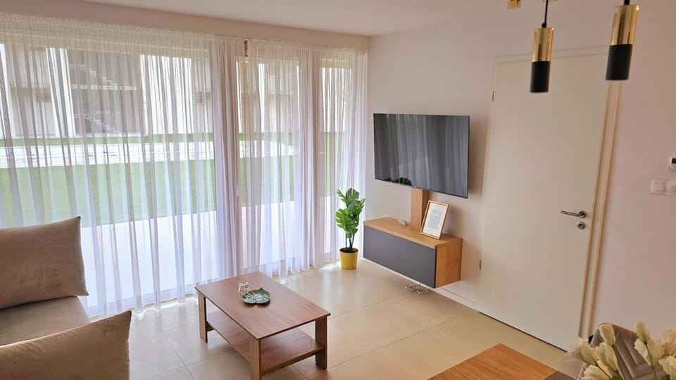 Communal lounge/ TV room, TV and multimedia, Living room, Evening entertainment