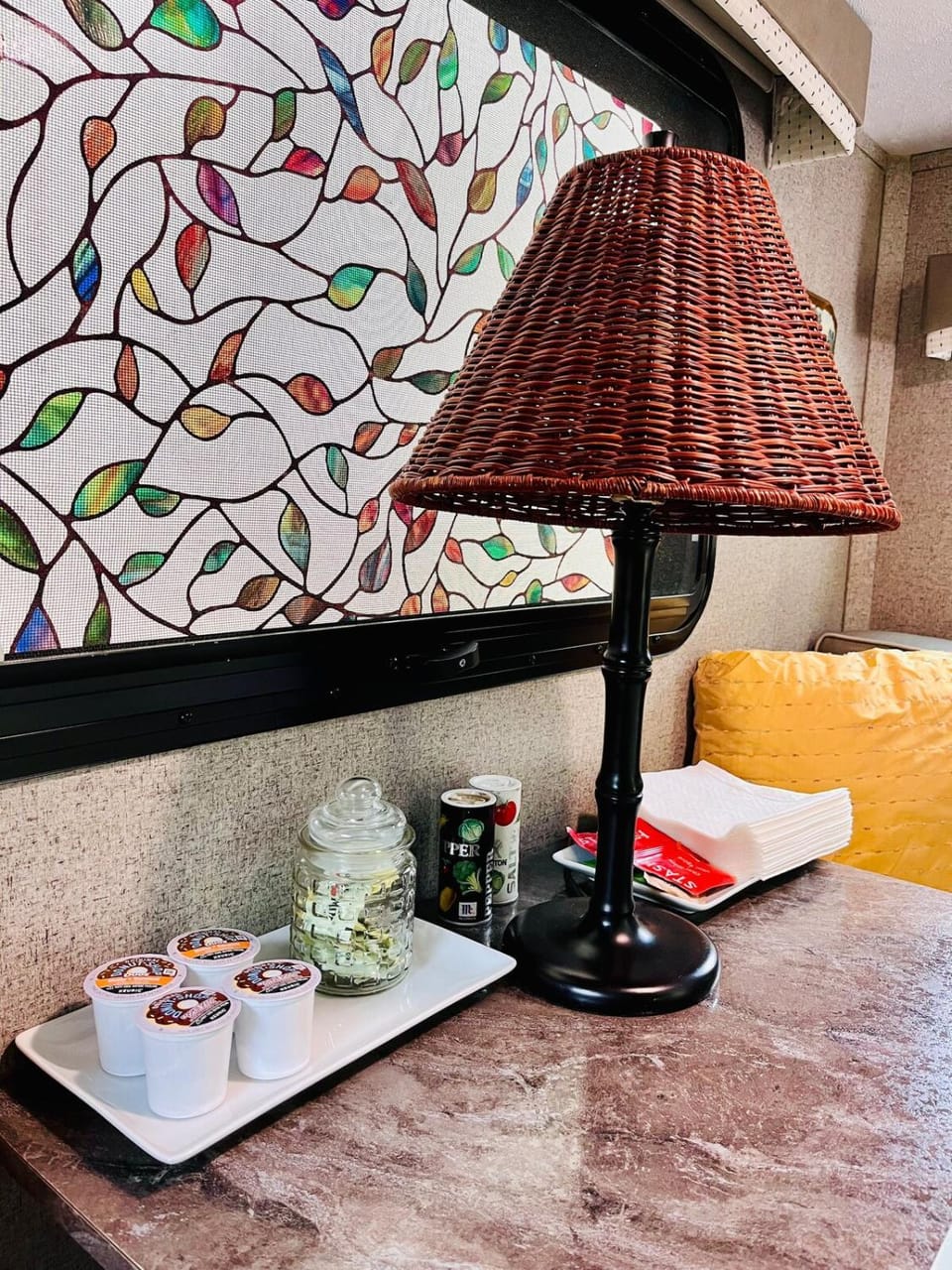 Living room, Food and drinks, Seating area, Food