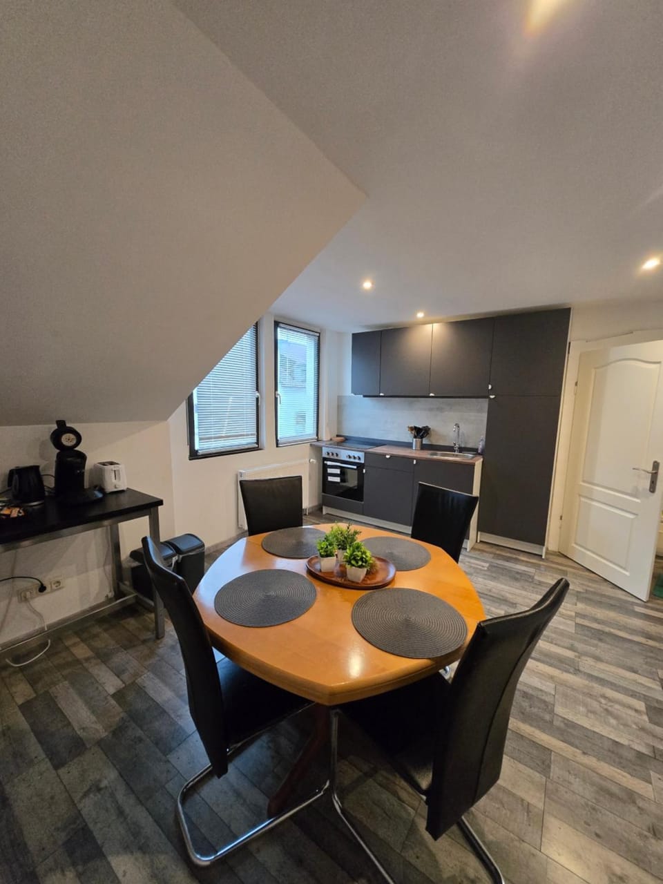 Kitchen or kitchenette, Seating area, Dining area, stove
