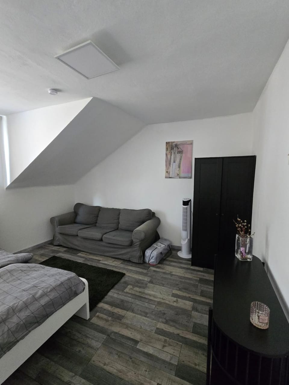Photo of the whole room, Bedroom