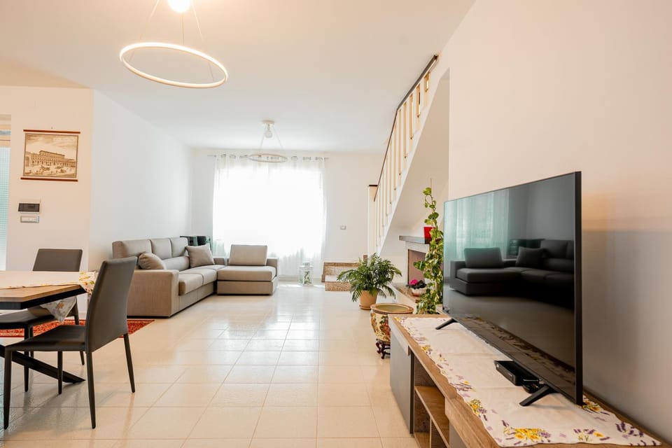 TV and multimedia, Living room, Seating area, Dining area