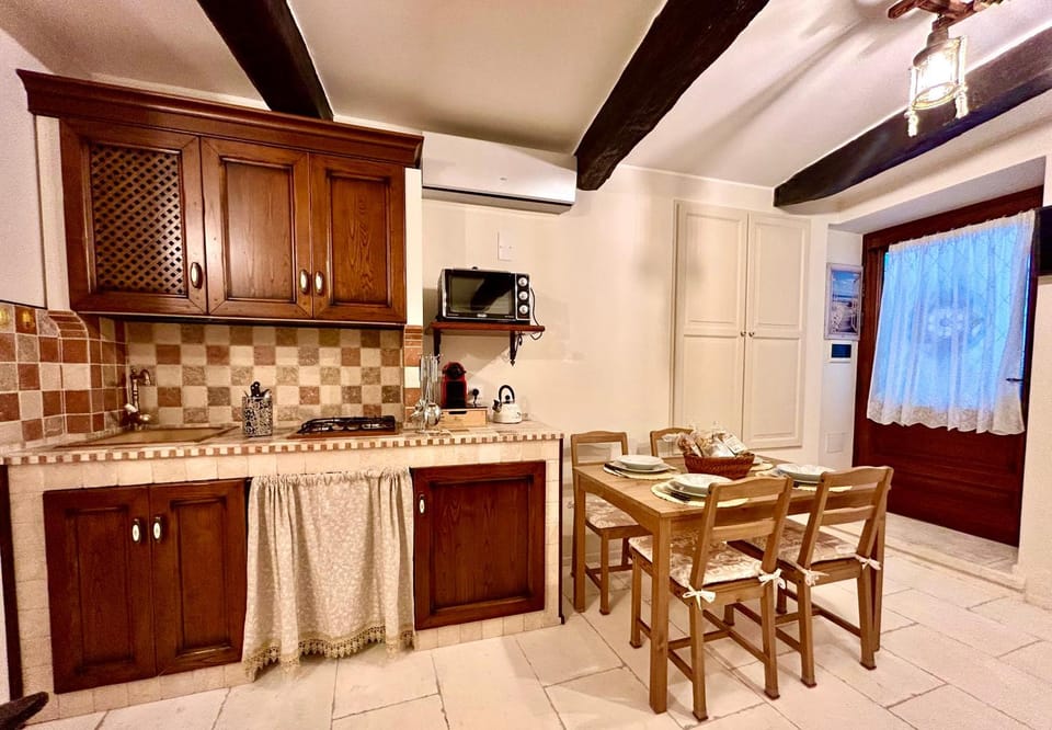 Kitchen or kitchenette, Living room, Dining area, minibar, oven, stove