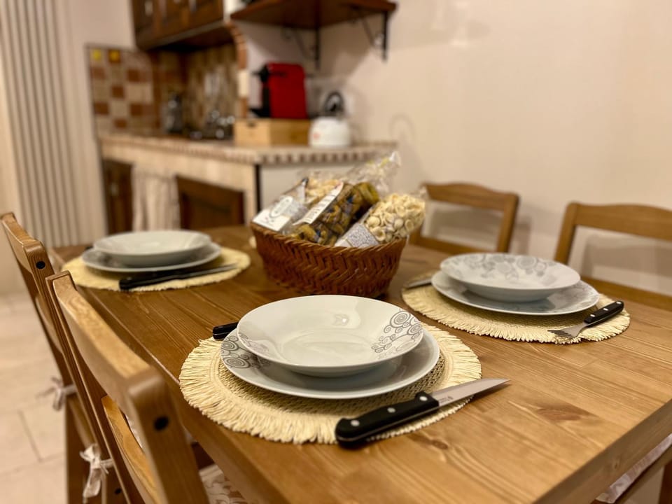 Kitchen or kitchenette, Living room, Food and drinks, Seating area, Dining area