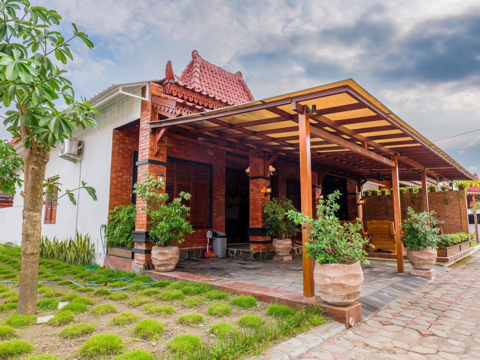 Property building, Garden, Garden view