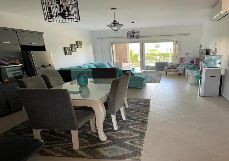 Seating area, Dining area, minibar