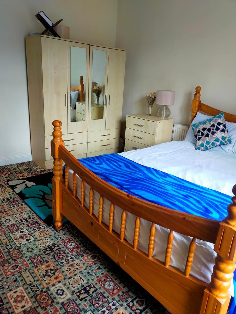 Newly Decorated Spacious room, Women only Vacation rental in Bradford