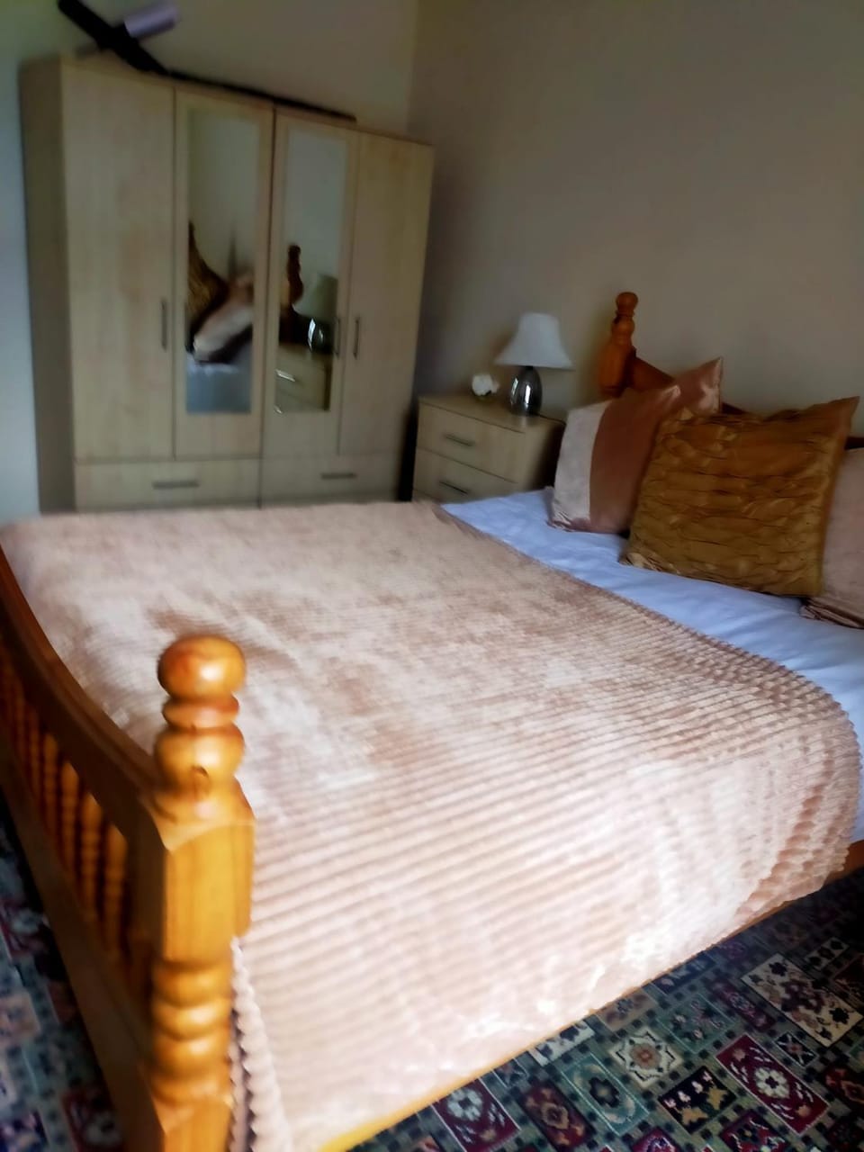Newly Decorated Spacious room, Women only Vacation rental in Bradford