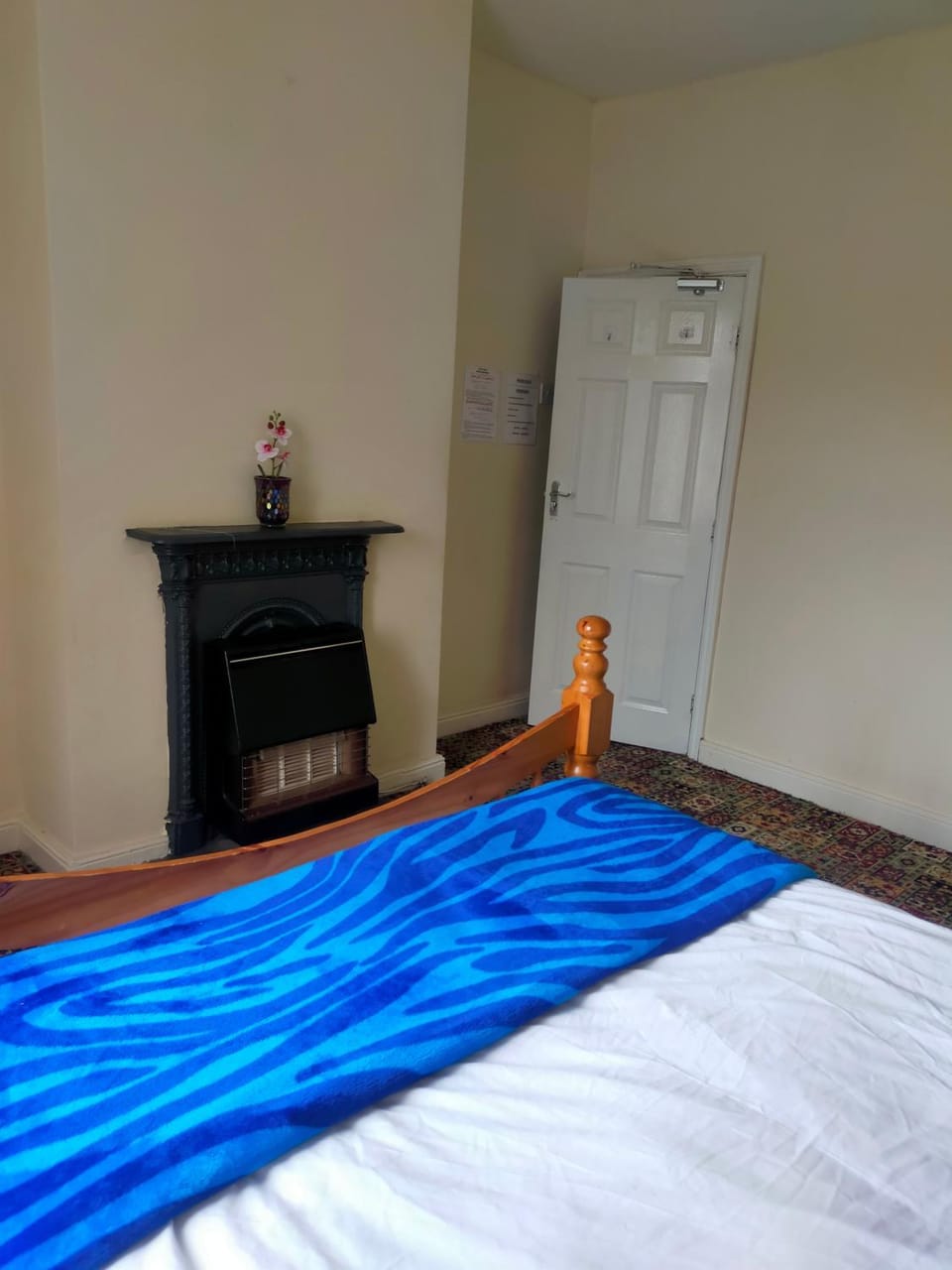Newly Decorated Spacious room, Women only Vacation rental in Bradford