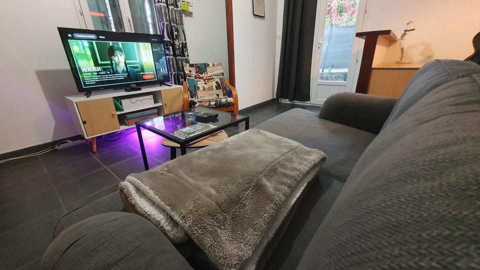 Communal lounge/ TV room, TV and multimedia, Living room, Seating area, Evening entertainment
