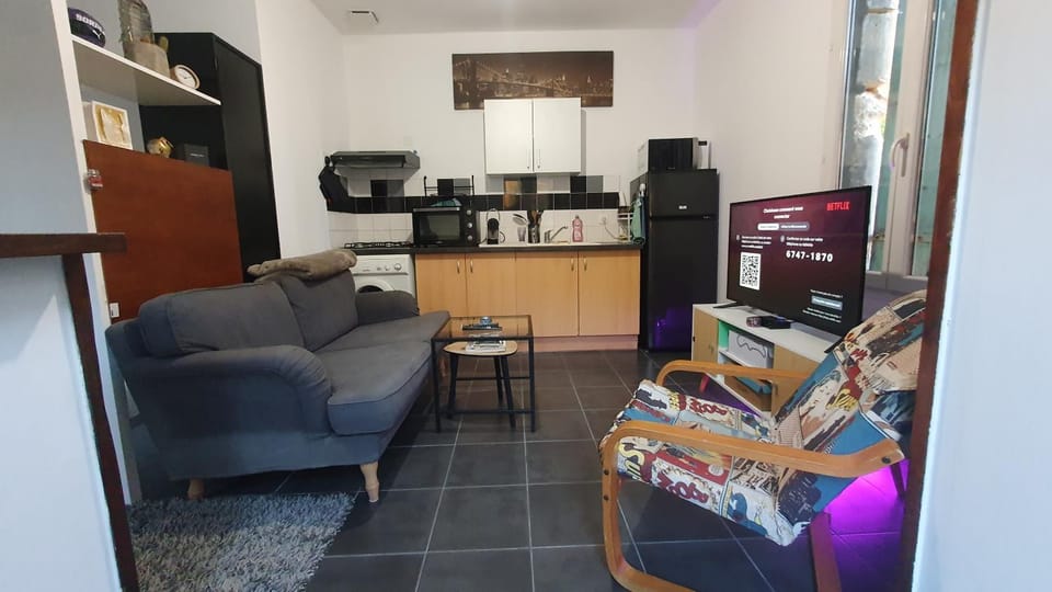 Coffee/tea facilities, Kitchen or kitchenette, Living room, Seating area, Dining area, minibar, oven, pet friendly, stove, toaster