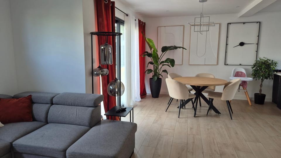 Maison Familiale avec Jacuzzi House in Auvergne-Rhône-Alpes