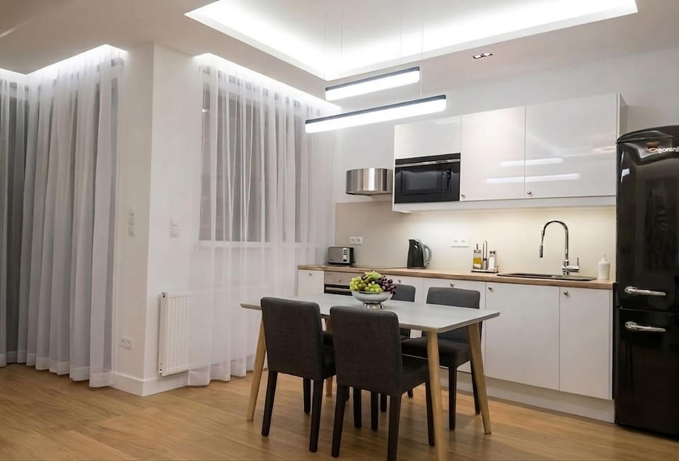 Coffee/tea facilities, Kitchen or kitchenette, Dining area, oven, stove