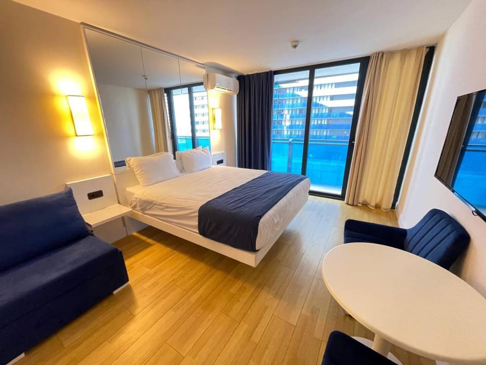 Bed, Natural landscape, TV and multimedia, Living room, Photo of the whole room, Seating area, Bedroom