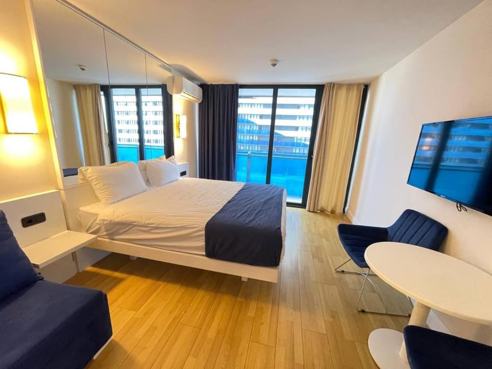 Bed, TV and multimedia, Living room, Photo of the whole room, Seating area, Bedroom