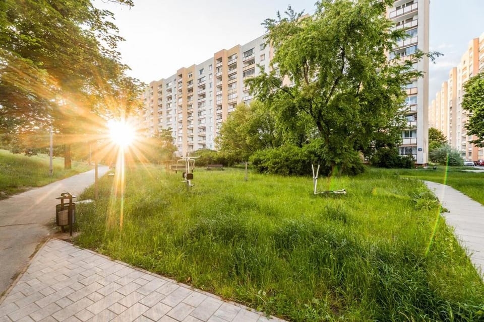 Property building, Spring, Day, Neighbourhood, Natural landscape, Garden, City view, Garden view, Street view